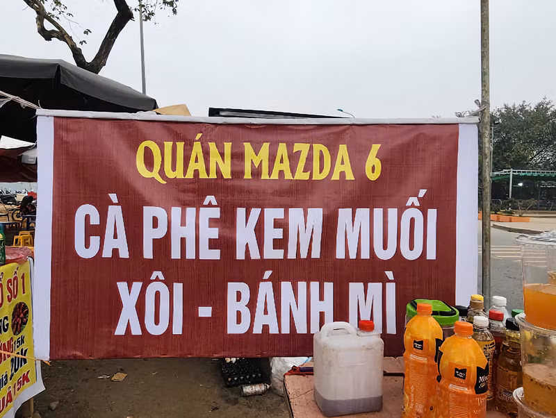 Ngoài việc đông khách hơn các quầy khác, quán xôi vỉa hè của chị Ngân (Thạch Thất - Hà Nội) còn có một cái tên rất thời thượng là "Quán Mazda 6". w-mazda2-114618.jpg