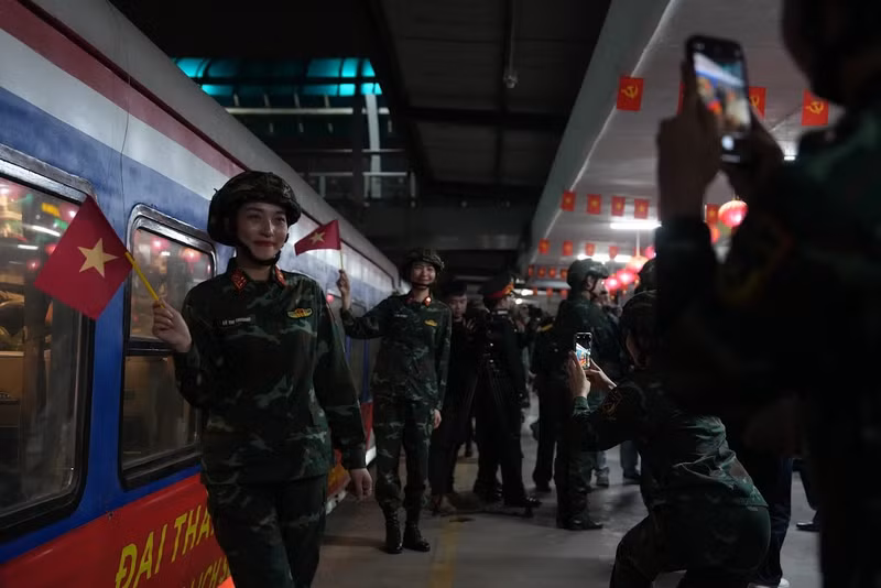 Tại sân ga, những chiến sĩ trẻ trong bộ quân phục chỉnh tề, ba lô gọn gàng, từng tốp một lần lượt tiến vào khu vực tàu hoả. a5.jpg