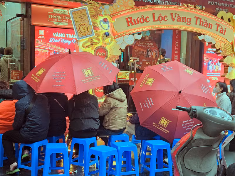 Bãi trông xe của cơ sở kinh doanh vàng trên phố Trần Nhân Tông luôn chật kín xe của khách hàng tới mua vàng. v3.jpg