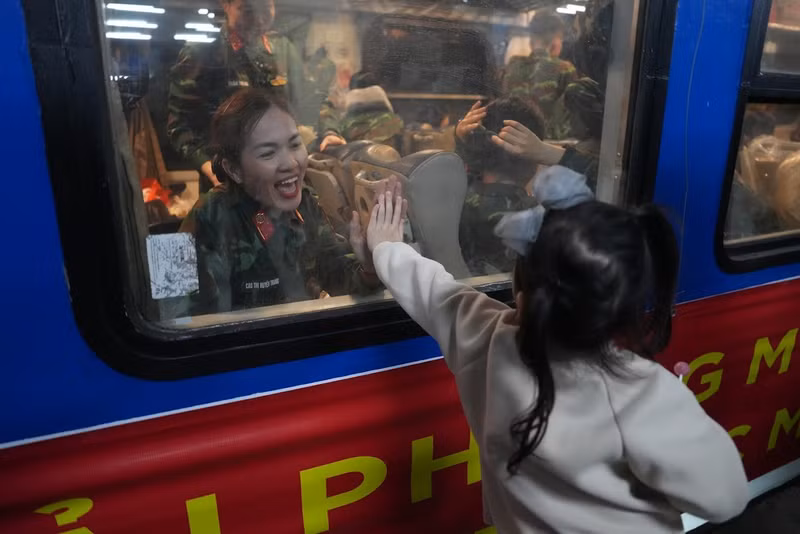 Trước giờ xuất phát, không khí tại Ga Hà Nội trở nên nhộn nhịp. Hàng trăm cán bộ, chiến sĩ xếp thành hàng dài, ba lô gọn gàng, sẵn sàng lên đường. a10.jpg