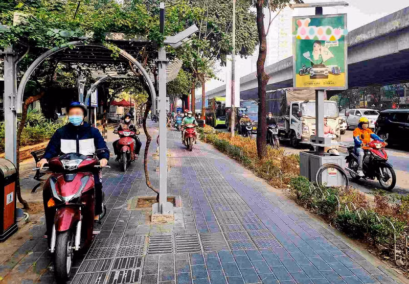 Đối với lỗi hành vi đi xe máy trên vỉa hè mức phạt từ 4 - 6 triệu đồng. g6.jpg