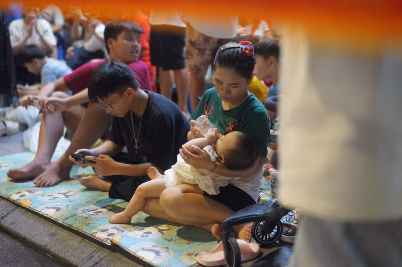 Tranh thủ "tiếp năng lượng" cho con trong lúc chờ đợi. dsc09281.jpg