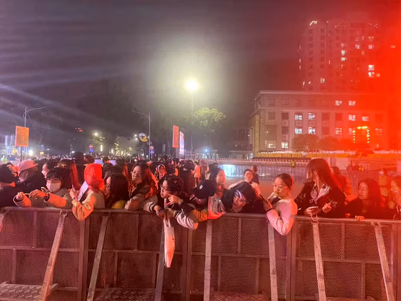 Một số bạn trẻ đã đến từ rất sớm để "bám rào" tận hưởng màn lễ hội của âm thanh và ánh sáng. h10.jpg