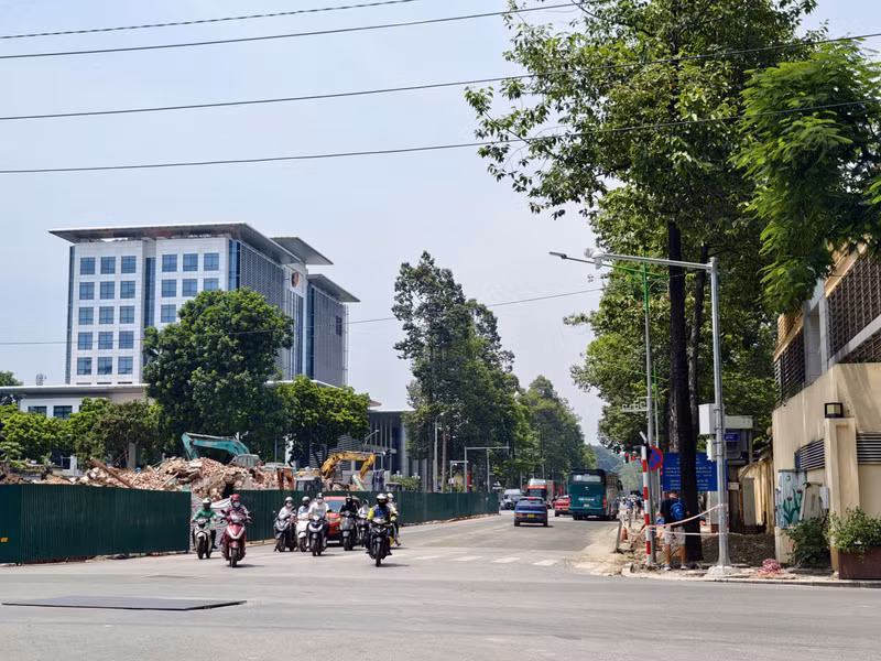 Các công nhân cùng máy cẩu, máy khoan, cắt sắt đang gấp rút phá dỡ tòa nhà. a1.jpg