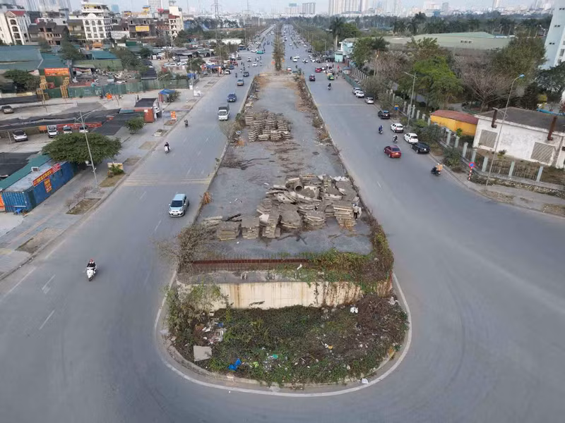 Sau 5 năm đoạn đường Phạm Tu đưa vào khai thác, nhưng vì vướng giải phóng mặt bằng nên cầu vượt vẫn không thể triển khai. t2.jpg