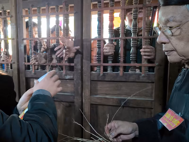 Lễ hội này thực chất là hình thức sinh hoạt văn hóa dân gian có từ lâu đời, nhằm ôn lại quá trình chiêu mộ nghĩa sĩ của rèn đúc vũ khí của Ngọc Kinh công chúa - một nữ tướng của Hai Bà Trưng. b4.jpg