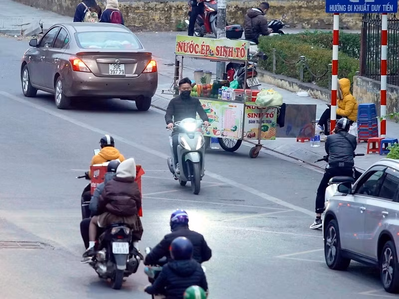 Người điểu khiển xe máy không đội mũ bảo hiểm ngang nhiên đi ngược chiều. g9.jpg