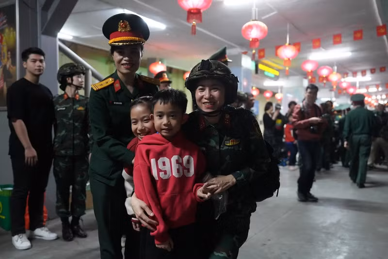 Nhiều chiến sĩ trẻ lần đầu tiên được tham gia diễu binh cấp quốc gia. Một số người chưa từng xa nhà lâu đến thế, nhưng ai nấy đều thể hiện tinh thần quyết tâm, ý chí sẵn sàng thực hiện nhiệm vụ. a7.jpg