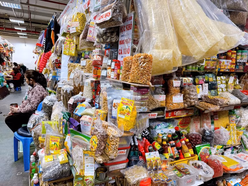 Một số tiểu thương cho rằng, chợ vắng khách vì có vị trí dưới hầm, khuất tầm nhìn và khách vào chợ phải gửi xe khá bất tiện. d7.jpg