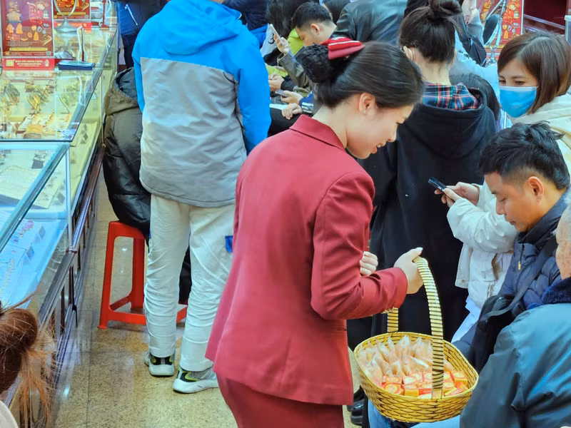 “Tôi định đi mua vàng SJC, nhưng cửa hàng nói không còn nên chuyển qua mua vàng nhẫn”, bà Bình - khách mua vàng cho biết. v6.jpg