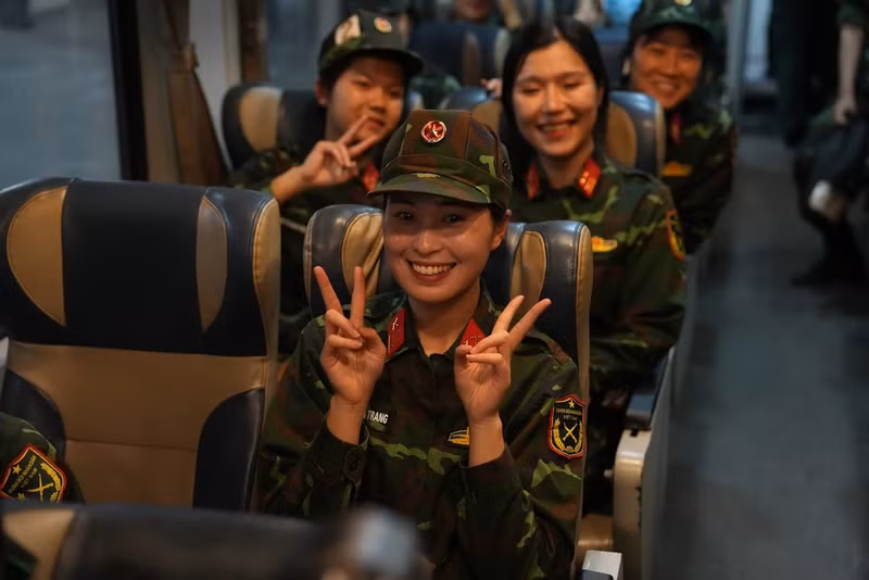 Các khối diễu binh của lực lượng quân đội, dân quân tự vệ sẽ chia thành 5 đoàn hành quân vào miền Nam trên 5 đoàn tàu. Trong đó, có 4 đoàn di chuyển từ ga Hà Nội bằng tàu hỏa trong 2 ngày 3 và 4/4. a2.jpg