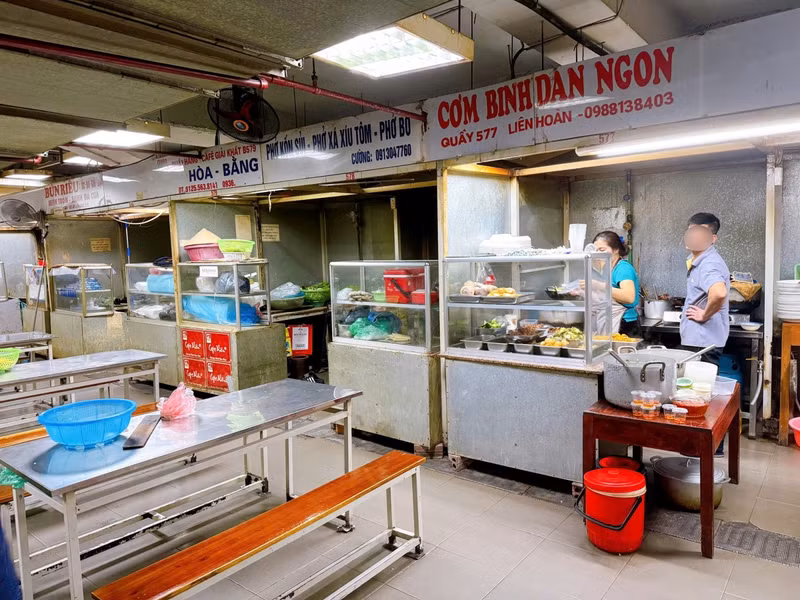 Một chủ ki-ốt bán đồ lưu niệm tại đây chia sẻ, ngày trước khu chợ rất đông đúc, người mua kẻ bán liên tục, nhưng nhiều năm trở lại đây khách tới chợ ít dần. d8.jpg