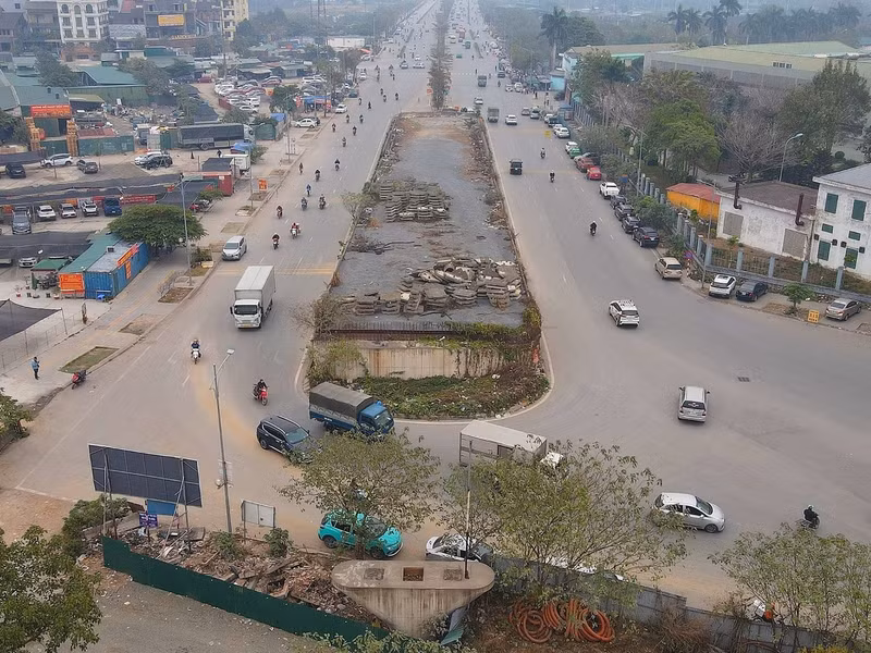 Trên tuyến đường này, dù không phải giờ cao điểm nhưng mật độ phương tiện vẫn cao. t4.jpg