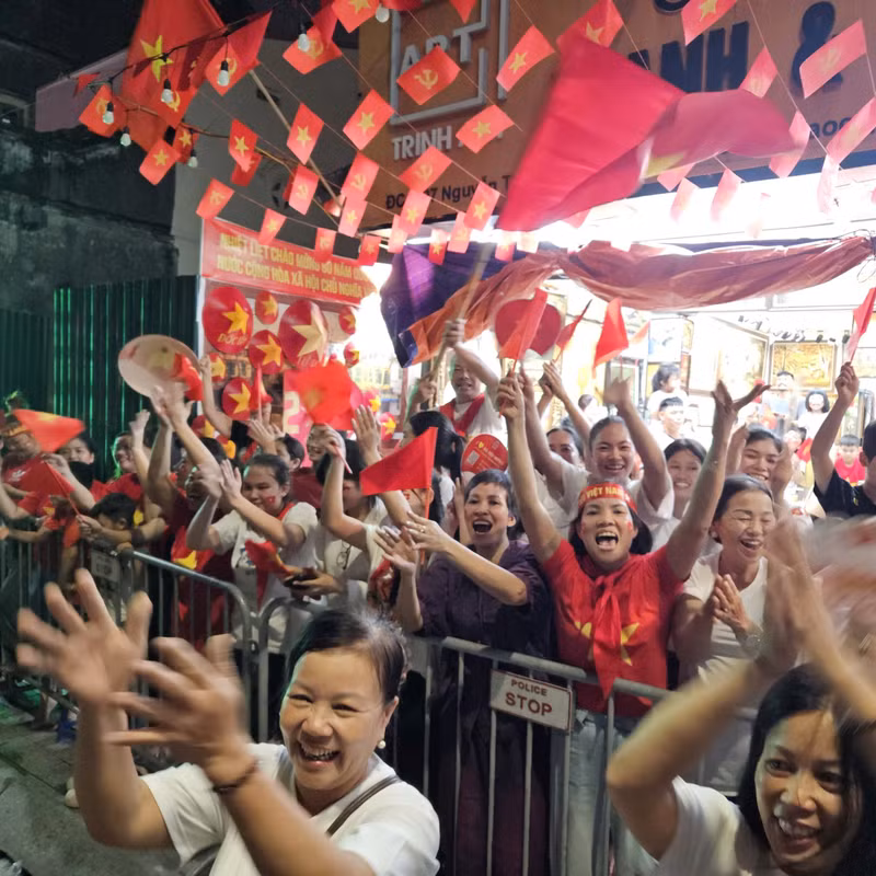 Từ tối ngày 29/8, đường phố Hà Nội đã rực rỡ cờ hoa và tiếng reo hò của người dân chờ xem Tổng duyệt diễu binh diễu hành A80. img-0653.jpg