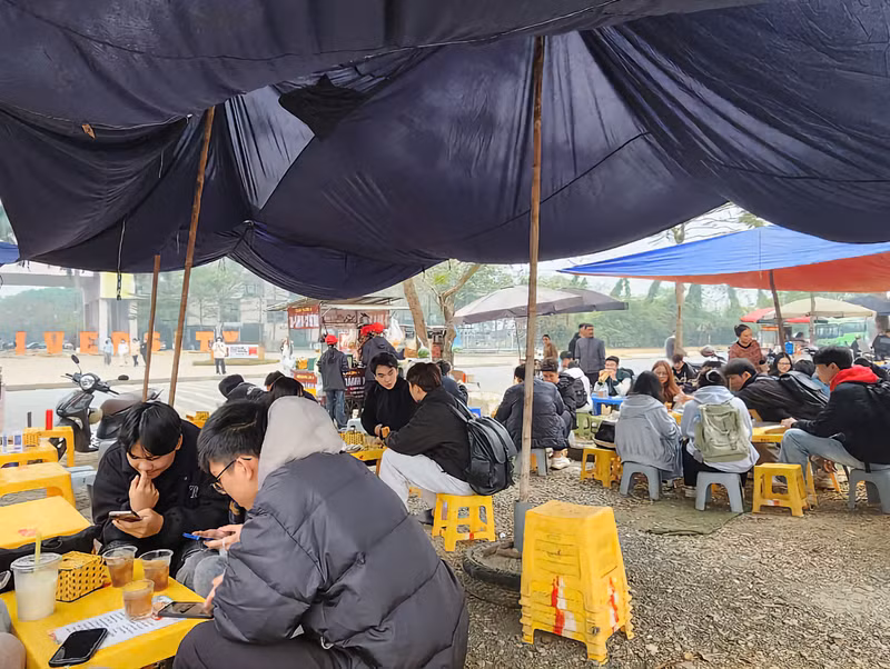 Hiện tại, mỗi ngày chị bán cho khoảng 1.000 lượt khách – tương đương 400-500 suất xôi và 300-400 chiếc bánh mì, ngoài ra còn cả đồ uống, xúc xích… w-mazda7-114620.jpg