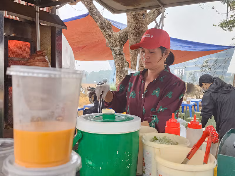 Mỗi sáng, chị Ngân ra bán hàng từ khoảng 5h. Khách hàng chủ yếu là sinh viên của trường đại học đối diện. w-mazda9-114619.jpg