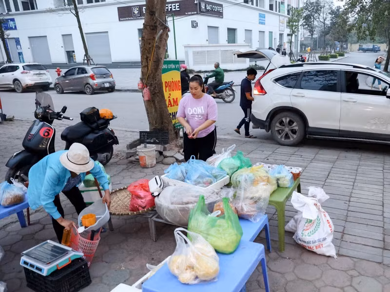 Cũng chính vì đi sớm, hàng hóa cồng kềnh nên gia đình có 4 người đi bán xôi quyết định vay ngân hàng, cùng với số tiền tiết kiệm cả chục năm để mua chiếc ô tô, đi lại cho an toàn. 09a921cd40e74d98abcd36366840a1fa.jpg