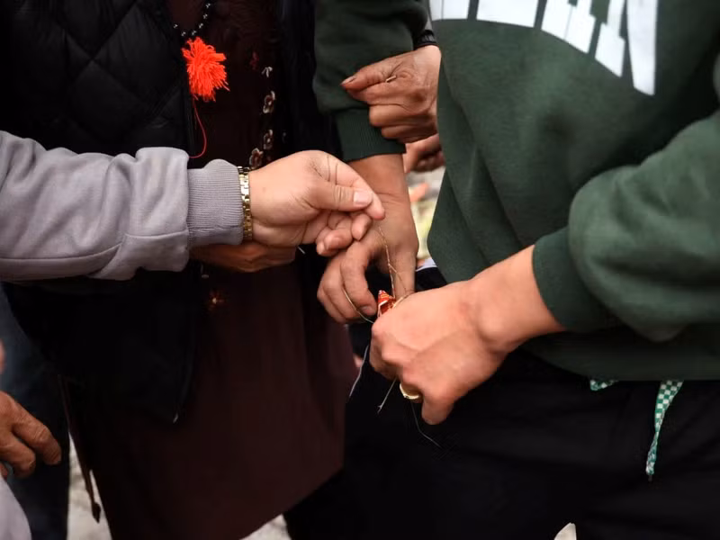 Sau khi làm lễ trình Thánh diễn trò Đúc Bụt với 3 thanh niên làm Bụt trình Thánh, chủ tế và 16 quan viên tiến hành lấy những chiếu khỏi 3 ông Bụt, tung ra ngoài để “tản chiếu phát lộc”. b7.jpg