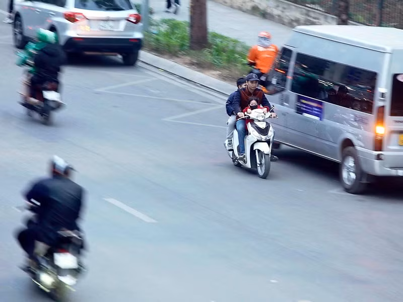 Xe máy ngang nhiên đi ngược chiều giữa đường. g8.jpg