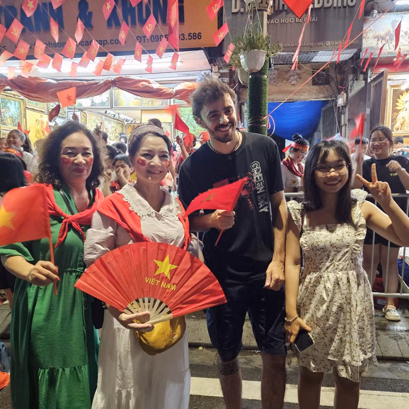 Du khách nước ngoài cũng hoà chung không khí hào hùng của người dân Việt Nam. img-0654.jpg