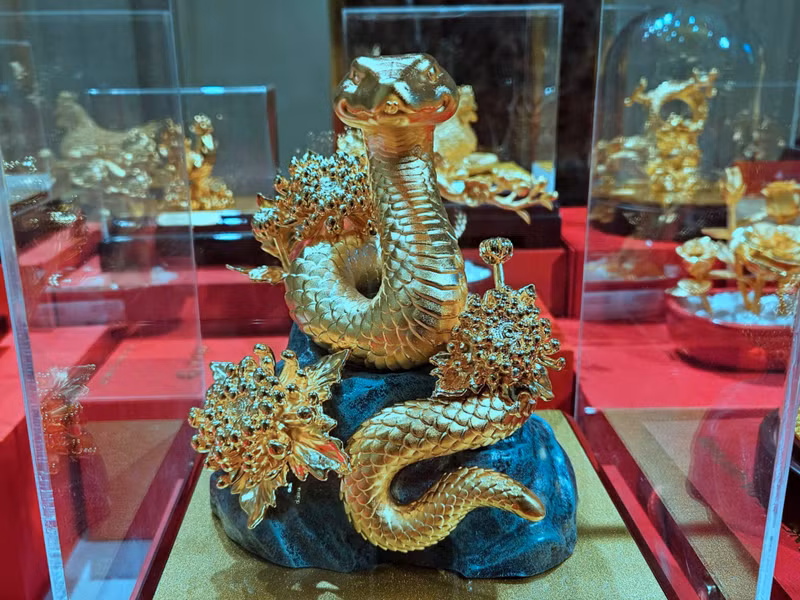 Mẫu rắn vàng được thiết kế tinh xảo như một biểu tượng đem lại may mắn cho các hộ gia đình làm công việc kinh doanh. l7.jpg