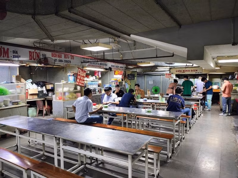 Vào buổi trưa, khu vực ăn uống trong chợ Hàng Da vẫn vắng khách. d3.jpg