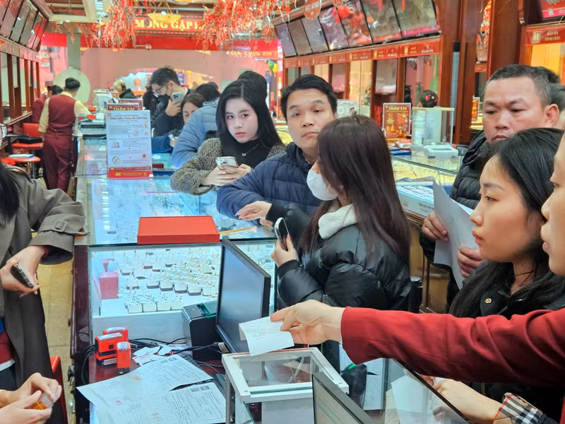 Mở cửa phiên giao dịch ngày 6/2, giá vàng miếng SJC được các doanh nghiệp lớn niêm yết tại 88 - 90,6 triệu đồng/ lượng. v6.jpg