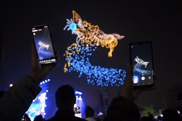 “Hòa nhạc ánh sáng - Chào năm mới 2025” có chủ đề “Tỏa chất riêng”, là chương trình nghệ thuật được đầu tư công phu, kết hợp giữa âm nhạc truyền thống với công nghệ ánh sáng hiện đại và di sản văn hóa. h1.jpg