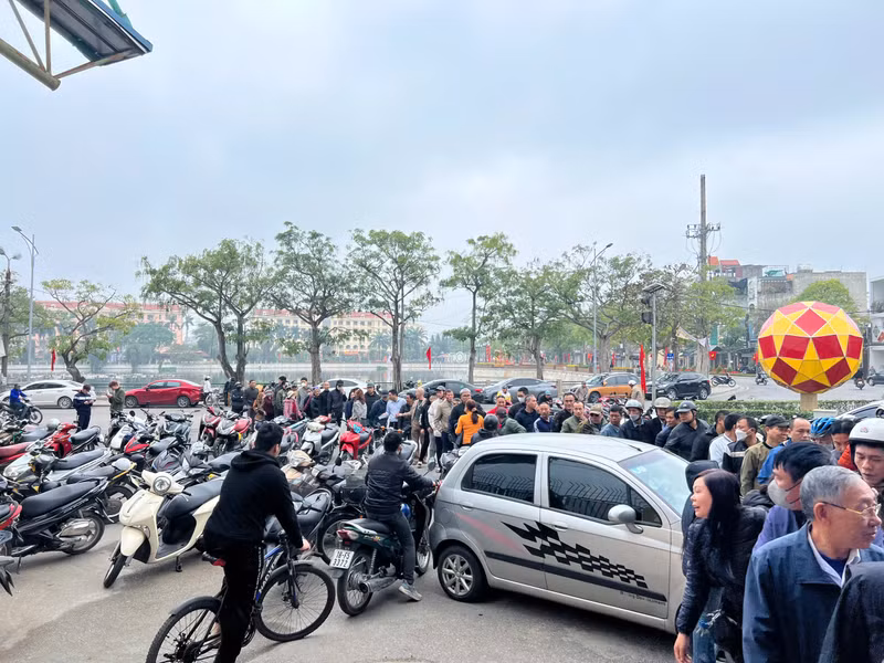 Là mảnh đất cuồng nhiệt với bóng đá, dù thời tiết có bất lợi nhưng đông đảo người Nam Định vẫn xếp hàng nhận vé. n5.jpg