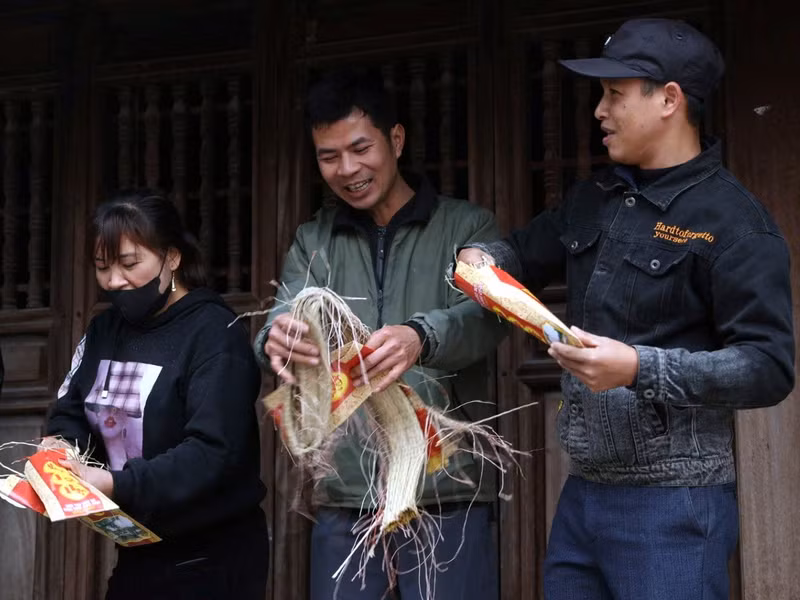 Trước khi hoàn tất việc chuẩn bị để trình Thánh, các “bụt” tiếp tục được tắm rửa sạch sẽ, đưa về đền và chụp chiếu cói lên đầu với bó mạ non. b6.jpg