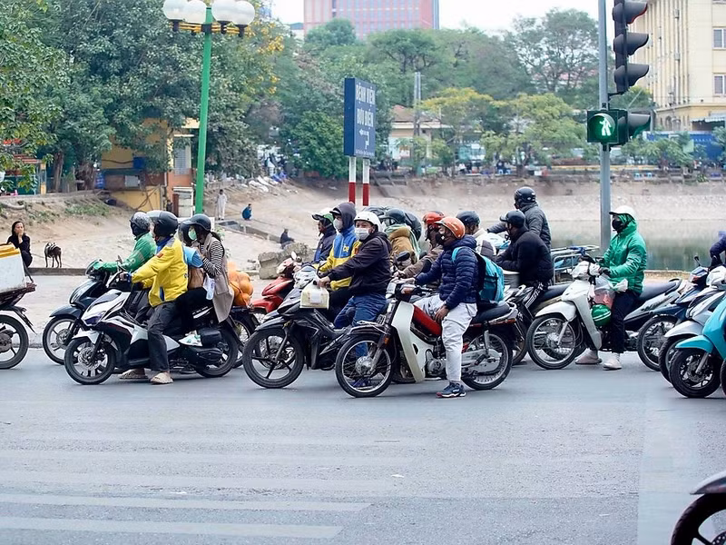 Ngày 14/1, ghi nhận của PV, sau nửa tháng tăng mức phạt vi phạm giao thông theo Nghị định 168, tình hình vượt đèn đỏ, không đội mũ bảo hiểm, đi ngược chiều, đi trên vỉa hè... vẫn tái diễn ở Hà Nội. g1.jpg