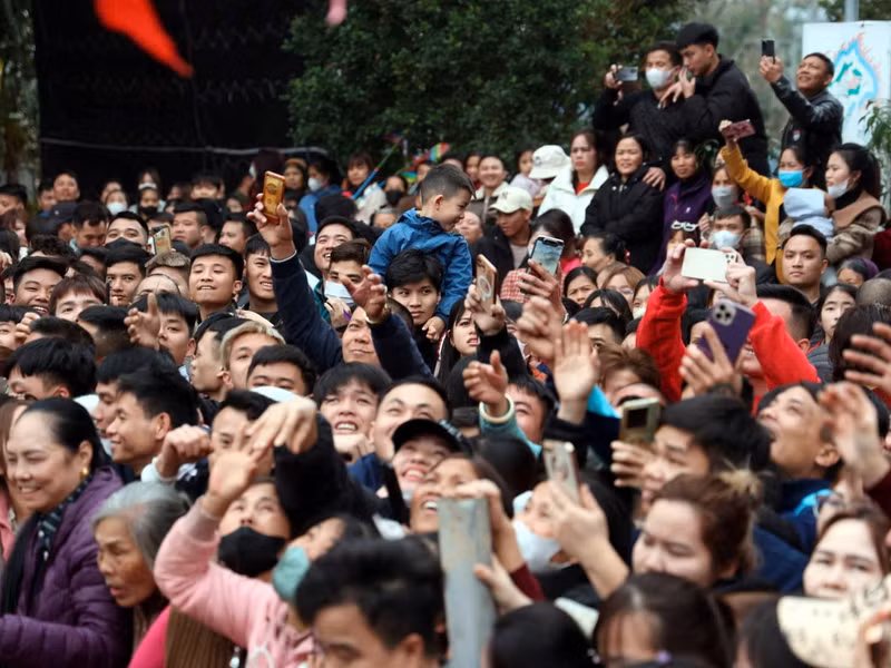 Sau đó những chiếc chiếu này được gỡ ra từng sợi, đưa vào “bao bì lộc” được thiết kế đẹp mắt, trang trọng với lời chúc “Phúc - Lộc - Thọ” và phát lộc cho những người đi hội. b10.jpg
