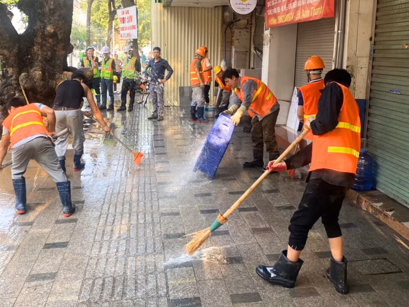 Các công nhân thuộc Ban Quản lý Đường sắt đô thị Hà Nội (MRB) đã nhanh chóng khắc phục sự cố ngay sau khi xảy ra. d3.jpg