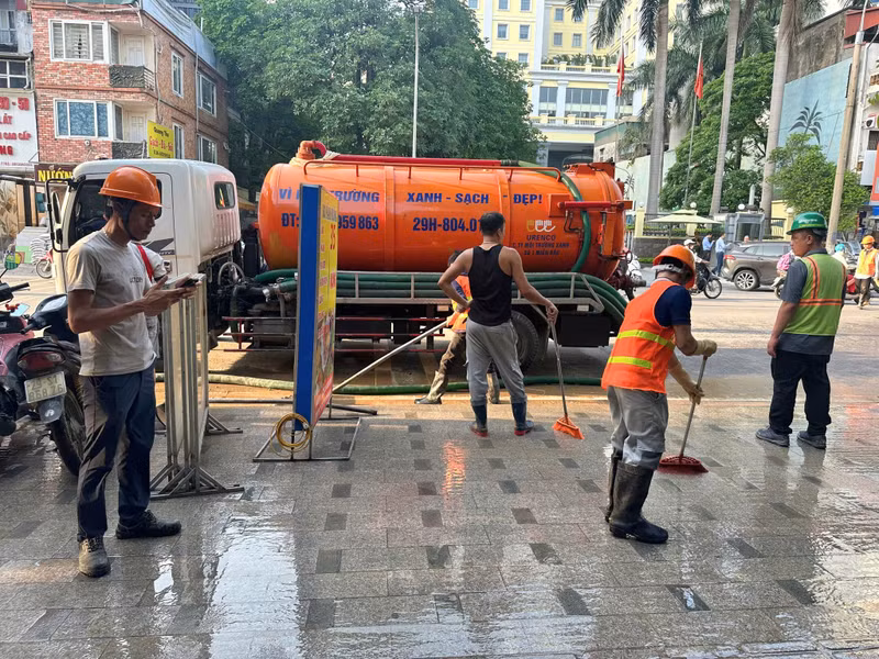 Ngay sau khi có hiện tượng xảy ra BQL Dự án đã kích hoạt quy trình ứng phó khẩn cấp, huy động tối đa nhân lực, 04 xe hút bùn, các thiết bị chuyên dụng, để xử lý bùn, đồng thời quây rào tạm. d4.jpg