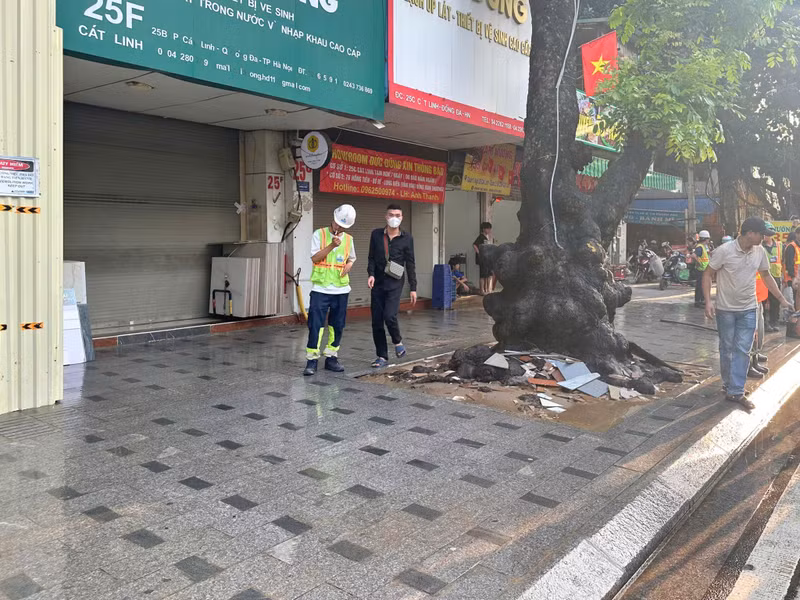 Tính đến 19h30’ cùng ngày, khu vực chính đã được làm sạch, chỉ còn điểm nhỏ đang tiếp tục theo dõi. d5.jpg