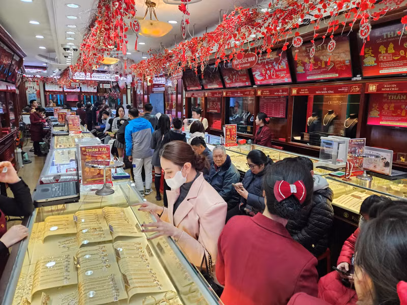 Giá vàng trong nước tăng nhanh và mạnh trong bối cảnh ngày vía Thần Tài đang tới gần. Diễn biến giá vàng bật tăng từ trước dịp lễ này là kịch bản quen thuộc của thị trường vàng. v10.jpg