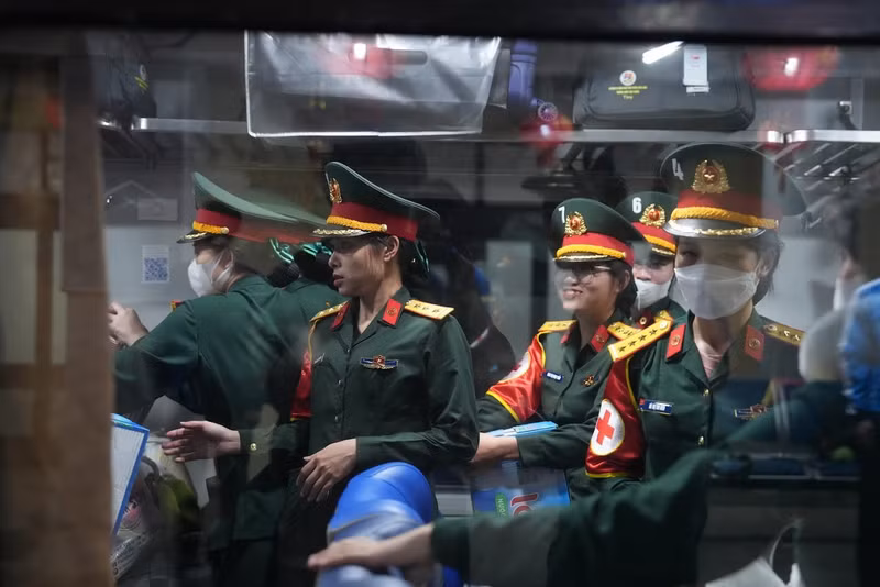 Tổng số cán bộ, chiến sĩ Quân đội và lực lượng dân quân thuộc 5 đoàn hành quân là gần 3.200 người. a3.jpg