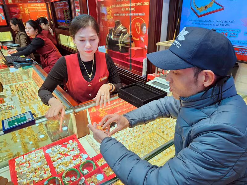 Trong khi các loại vàng 9999 ép vỉ, vàng 12 con giáp và linh vật rắn lại phổ biến hơn và được các nhà vàng đẩy mạnh bán. v8.jpg