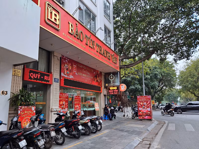 Các loại vàng này giá cao hơn vàng nhẫn và vàng SJC do mất chi phí gia công. Hơn nữa, khách hàng có thể lựa chọn mua lượng ít, từ 0,3 – 0,5 chỉ nên vẫn có nhiều người lựa chọn. v9.jpg