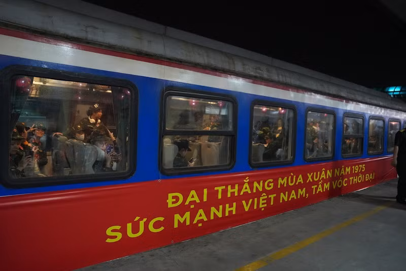 Sau nhiều ngày tập luyện và hợp luyện, mới đây hàng nghìn quân nhân thuộc các khối diễu binh, diễu hành của Quân đội nhân dân Việt Nam đã rời Hà Nội tiến vào TPHCM. a1.jpg