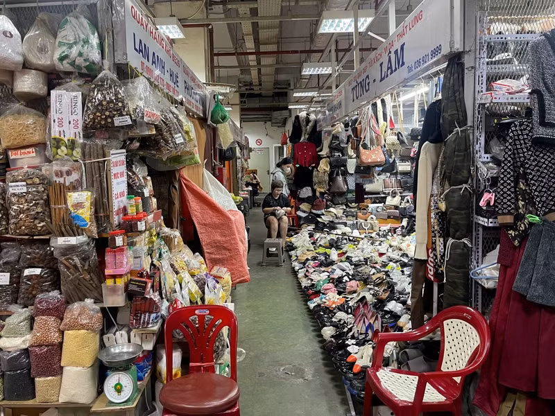 Bên trong chợ Hàng Da bày bán đa dạng các loại mặt hàng, chia thành từng khu vực riêng như: Đồ khô, thực phẩm tươi, quần áo, vải vóc, đồ lưu niệm... d4.jpg