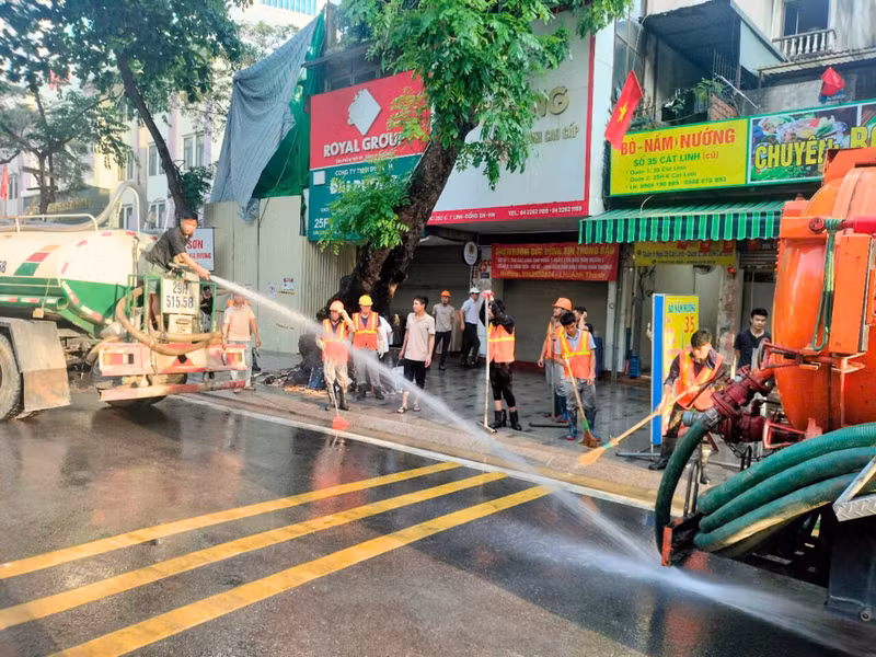 Đến ngày 28/5/2025, hiện tượng trào bùn trước cửa số nhà 25C và 25F phố Cát Linh đã được kiểm soát hoàn toàn, khu vực bị ảnh hưởng đã được vệ sinh sạch sẽ và hoàn trả mặt bằng. d1.jpg