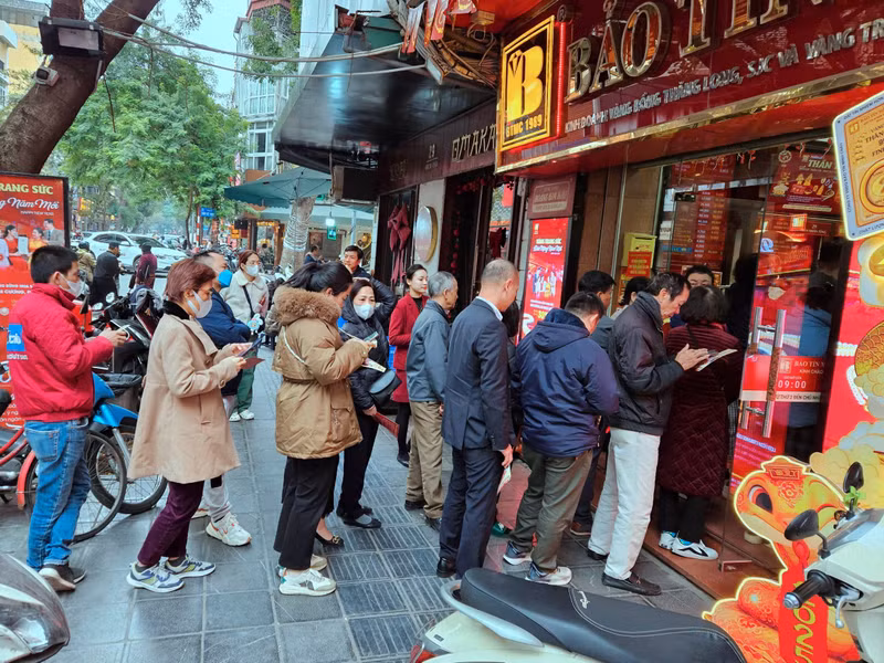 Chiều nay (5/2), các cửa hàng vàng bạc của Bảo Tín Minh Châu, DOJI, Phú Quý… trên phố Trần Nhân Tông đều tấp nập hơn kể từ những ngày khai Xuân. v1.jpg