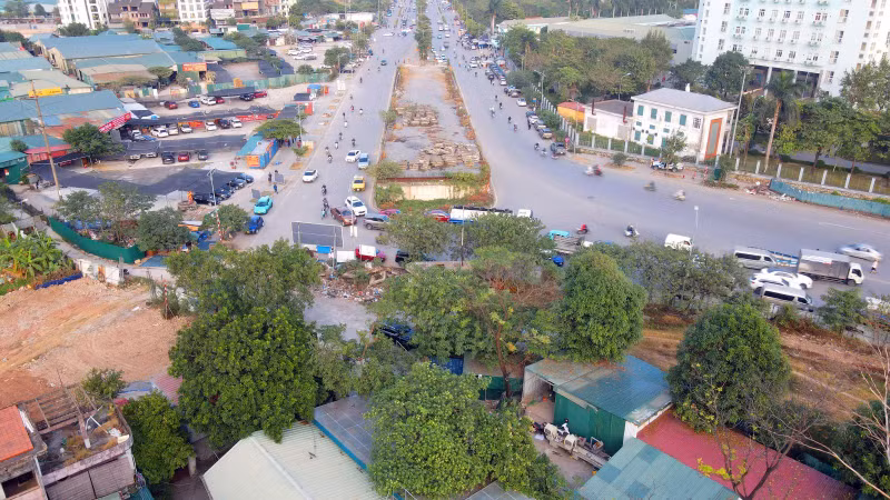 Việc chậm trễ hoàn thành khiến nút giao Phạm Tu - Phan Trọng Tuệ - Phúc La trở thành điểm nóng ùn tắc giao thông của thành phố. t3.jpg