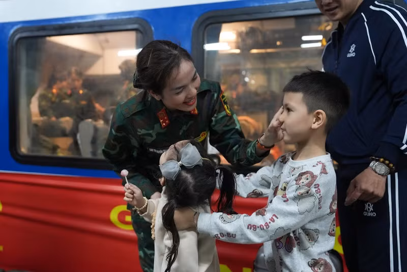 Gia đình, người thân chia tay trong sự hân hoan và những nụ cười. a9.jpg