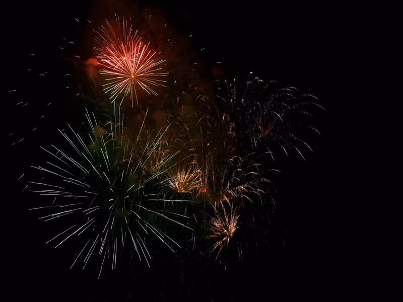 Theo nhận xét của người dân, màn pháo hoa chào mừng năm mới 2025 khá đẹp bởi có gió nhẹ để đẩy khói đi nên các quả pháo có thể tung hết cơ mà không mất đi bất cứ góc nào. p8.jpg