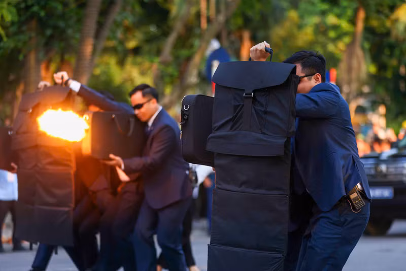 Sự nghiêm nghị, tập trung cao độ của các chiến sĩ cảnh vệ trong suốt phần trình diễn, cho thấy tinh thần trách nhiệm trong từng chuyển động. z6867119910187-50590869ad56f134eefe18aa1319b7be.jpg