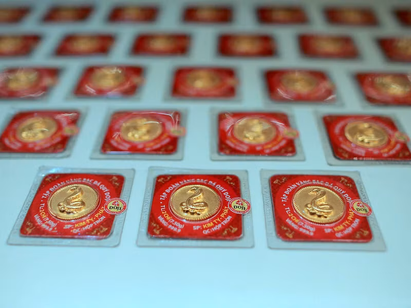 Những đồng tiền vàng, linh vật để bàn... được trang trí với nhiều mẫu mã bắt mắt. l3.jpg