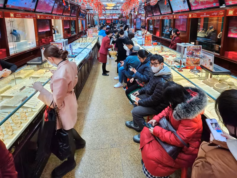 Khu vực quầy thanh toán cũng tấp nập khách xếp hàng chờ tới lượt. v9.jpg