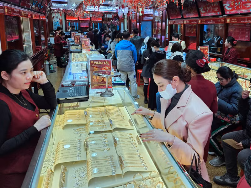 Với nhiều người cao tuổi, do Tết con cháu mừng tuổi được chút tiền, gửi tiết kiệm cũng không đáng bao nhiêu nên đi mua vài chỉ vàng để cất giữ cho tiện. v5.jpg